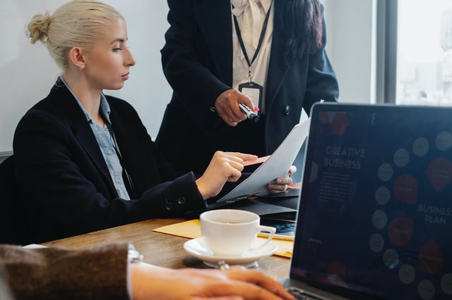 Manager teaching an employee the signs of micromanagement in the workplace