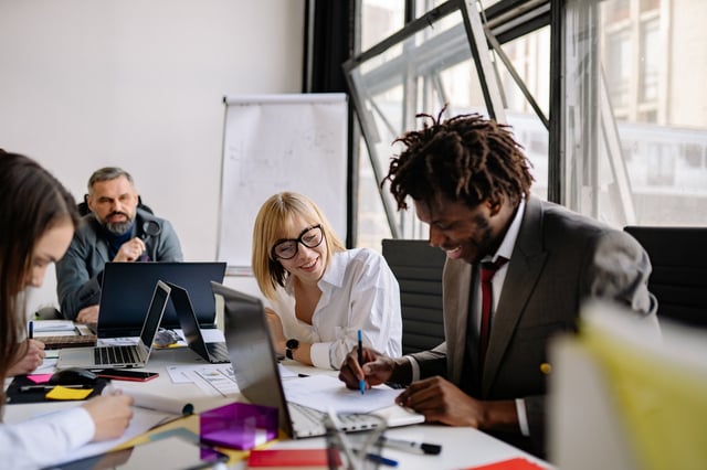 Employees learning top 5 essential leadership qualities they can develop on a leadership training course