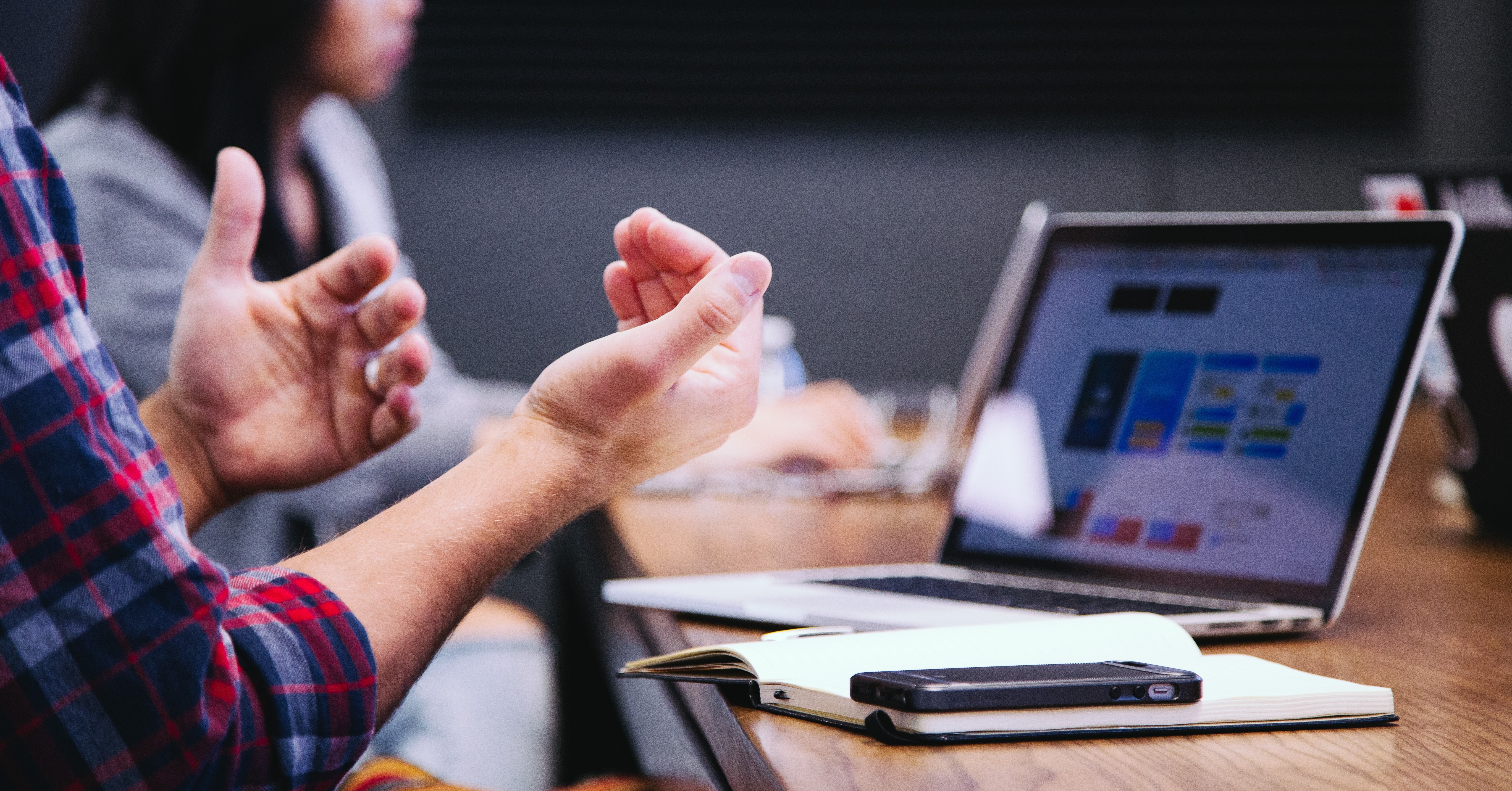 People sitting and talking about 4 real-life examples of effective communication in the workplace